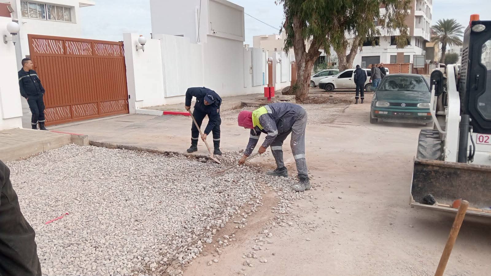  تواصل أشغال مسح حواشي الطرقات ورفع الأتربة